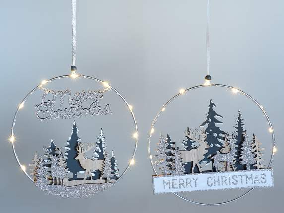 Decoración colgante de metal con paisaje de madera y luces.