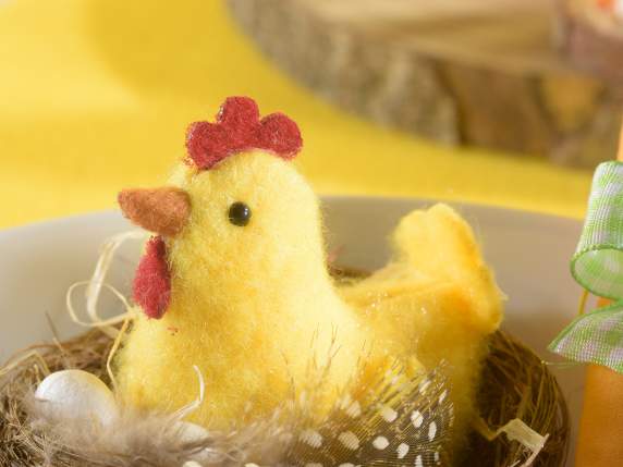 Gallina con tela de colores en el nido con huevos para poner