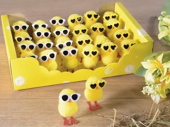 Expoziție de 24 de pui decorativi cu ochelari de soare