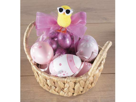 Expoziție de 24 de pui decorativi cu ochelari de soare