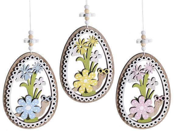 Oeuf en bois sculpté avec des fleurs à suspendre