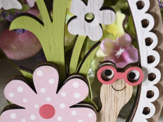 Oeuf en bois sculpté avec des fleurs à suspendre