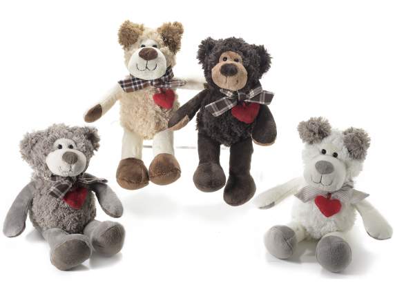 Orsetto e cagnolino di peluche con cuore rosso