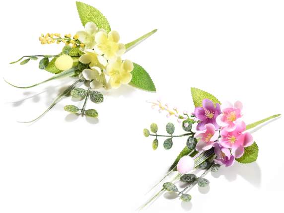 Künstlicher Blumenstrauß mit buntem Ei und kleinen Blumen