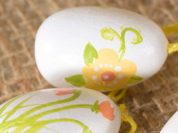 Expoziție cu 12 ouă din lemn pictate manual de agățat