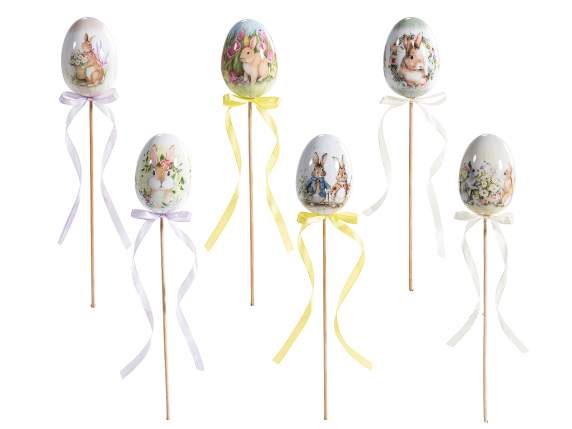 Huevo Pascua plástico brillante en palo de madera con cinta