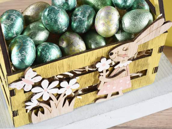 Panier en bois coloré avec des fleurs et des lapins