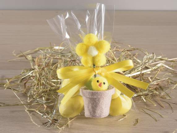 Floare cu pom pom într-o vază de pânză cu un pui