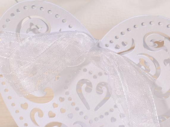 Heart-shaped favor box in white pearl paper