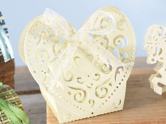 Pearly paper shaped heart ecrù box for sugared almond.