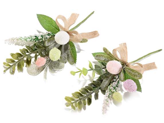 Bouquet doeufs colorés avec feuilles, fleurs et ruban