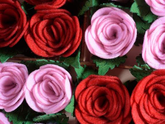 Expositor de madera con 16 pequeñas rosas de tela con cinta