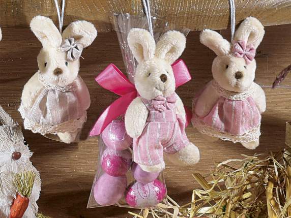 Lapin en peluche suspendu