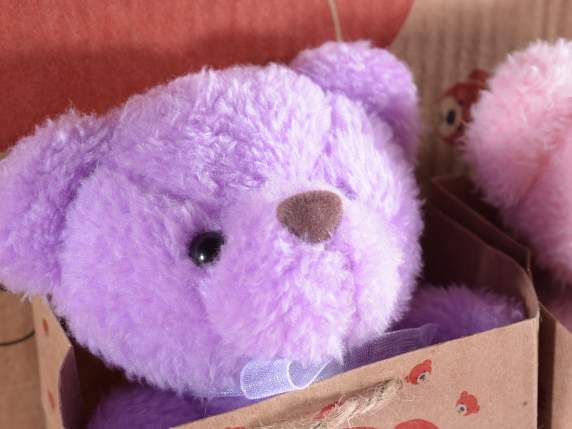 Osito de peluche colorido en una bolsa de papel con asas