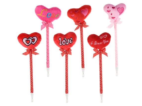 Penna a sfera con fiocco e cuore imbottito e ricamato