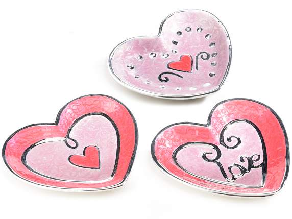 Piatto a cuore in ceramica con decori in rilievo