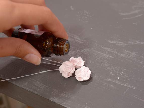 Small rose in pink plaster with mouldable stem