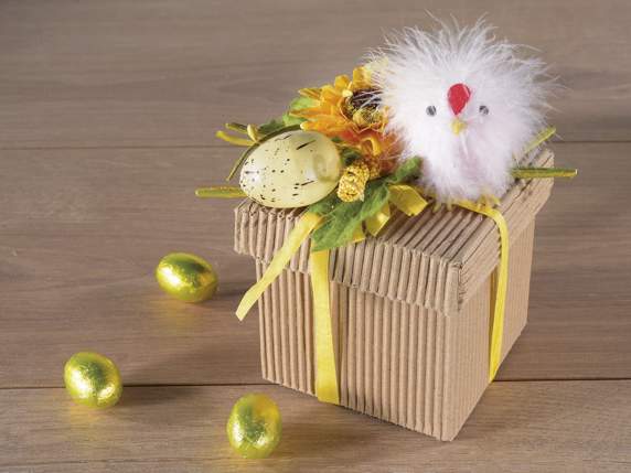 Caja de PVC con 4 gallinas con plumas de colores reales.