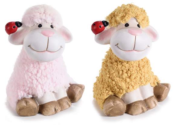 Terrakotta-Schaf mit buntem Vlies und Marienkäfer