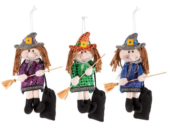 Bruja-Befana con escoba y bolsa de dulces colgante