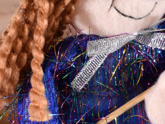 Bruja-Befana con escoba y bolsa de dulces colgante