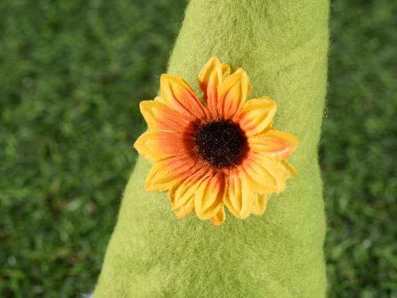 Gnomo de bosque de tela con bolsillo para dulces y flor
