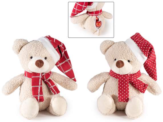 Oso de peluche navideño con bolsillo para dulces y gorro.