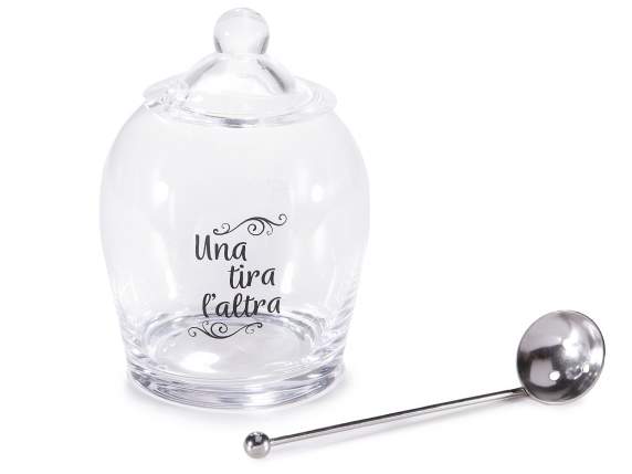 Recipiente de vidrio para alimentos con cuchara y tapa.