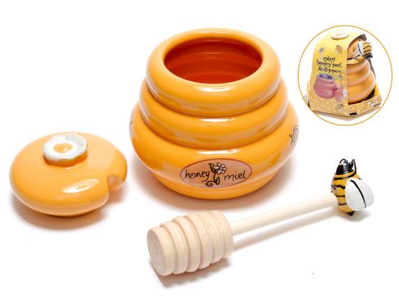 Tarro de miel de cerámica con pala de madera para miel.