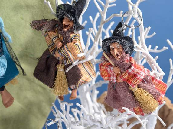 Portachiavi con Befana-strega in stoffa e resina c-scopetta