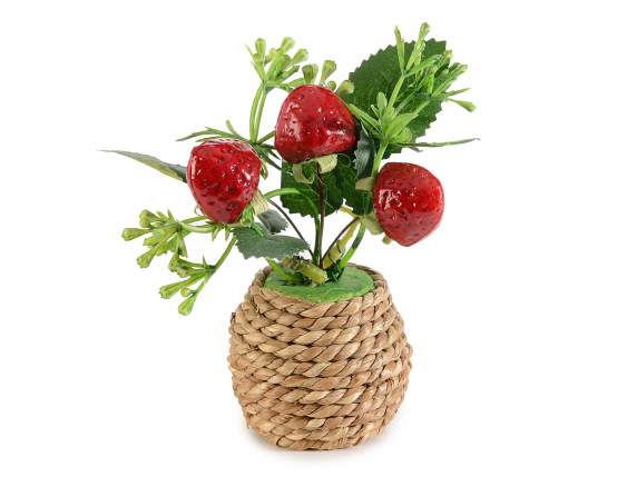 Pot en ficelle avec fraises artificielles