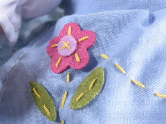 Poupée en tissu de taille moyenne avec des vêtements colorés