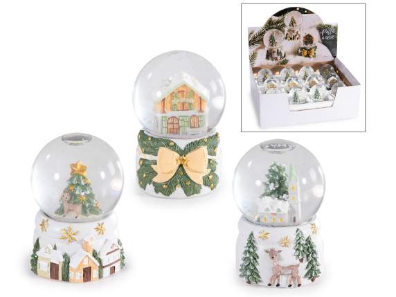 Bola de nieve con paisaje navideño sobre base de resina