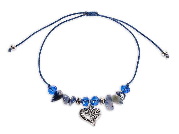 Pulsera de cuerda con piedras de colores y charm de metal.