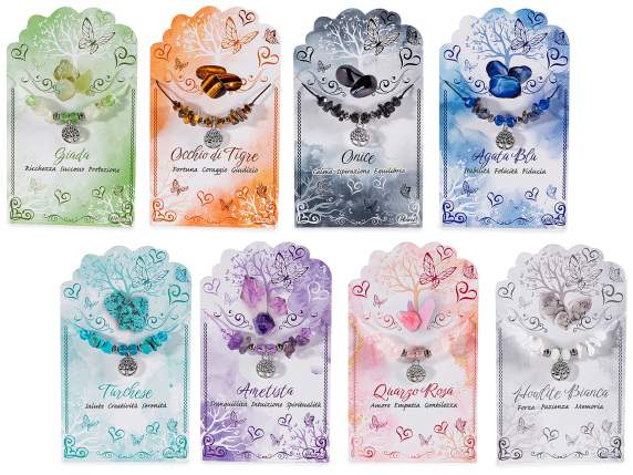 Pulsera de cuerda con piedras de colores y charm de metal.