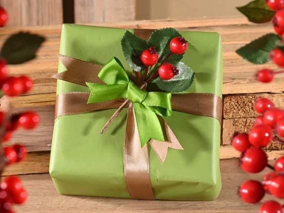 Buchet decorativ din fructe de padure rosii