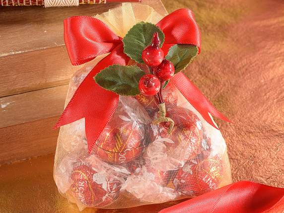 Buchet decorativ din fructe de padure rosii