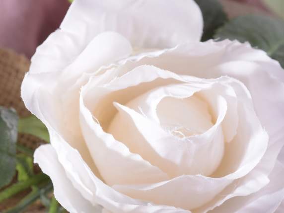 Ramita de rosa en tela blanca con capullo y florecitas