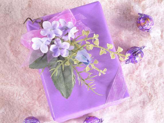 Ramo artificial de flores silvestres de color morado.