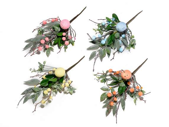 Ramo di uova colorate e foglie artificiali