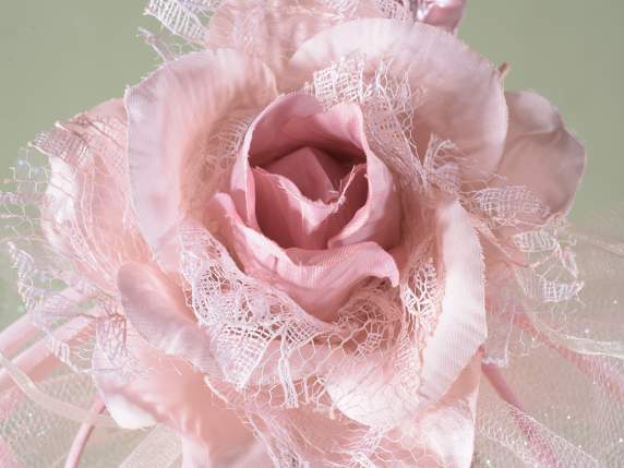 Rosa en tela y encaje con cinta de organza y flores.