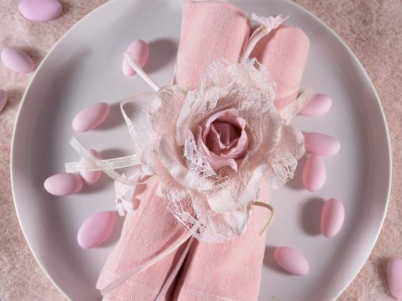 Rosa en tela y encaje con cinta de organza y flores.