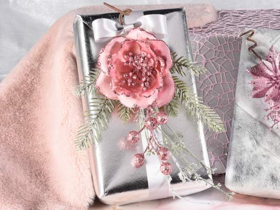 Rosa artificiale in stoffa con bordo e bacche glitterate