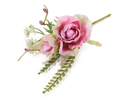 Rose avec bourgeon et fleurs artificielles