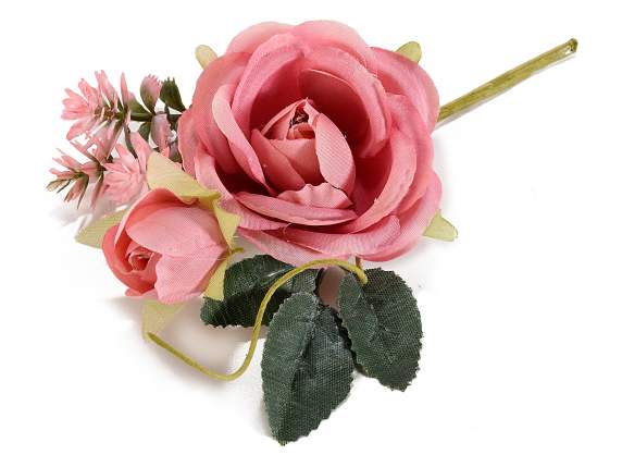 Rose avec bourgeon et fleurs artificielles