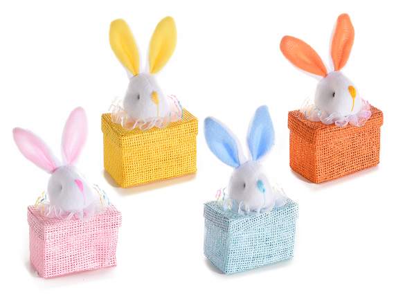 Scatolina in carta colorata con coniglio sul coperchio