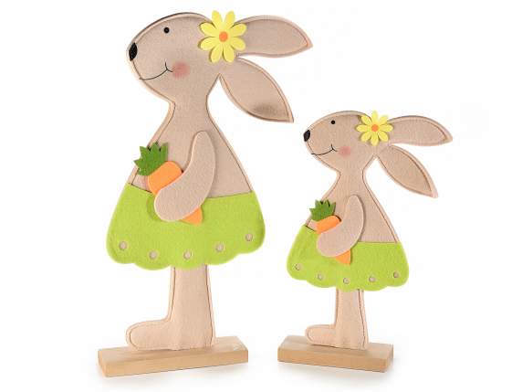 Set 2 conigli in legno e panno colorato con carota e fiore