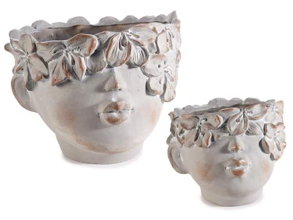 Set 2 vasi in resina con volto e corona di fiori