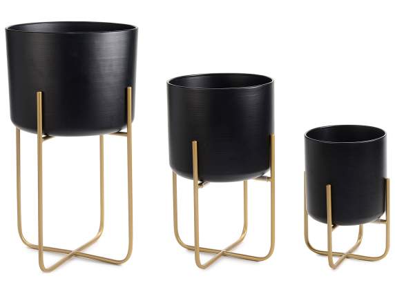 Set 3 vasi in metallo nero con supporto dorato