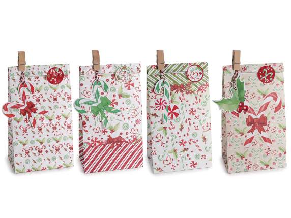 Bolsa de papel navideña con clip, etiqueta y pegatina.